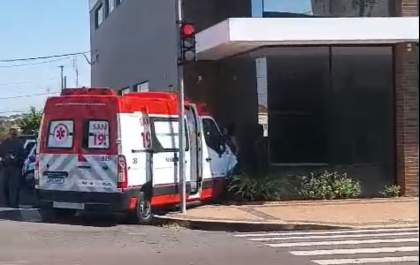 Ambulância do Samu fica danificada após colisão com carro em cruzamento