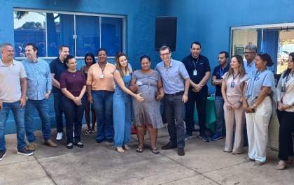 Prefeitura de Três Lagoas lança projeto Minha Primeira Viagem e entrega veículo para transporte de mães e bebês