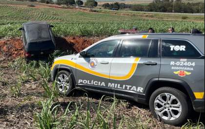 Dupla é presa com 700 kg de maconha após carro capotar ao fugir do TOR
