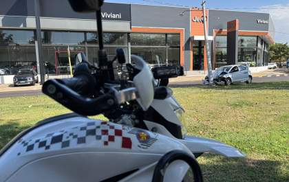 Carro bate em poste e interdita trânsito em avenidas de Araçatuba