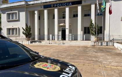 Idosa denuncia empregada doméstica à polícia por furto de joias e dinheiro