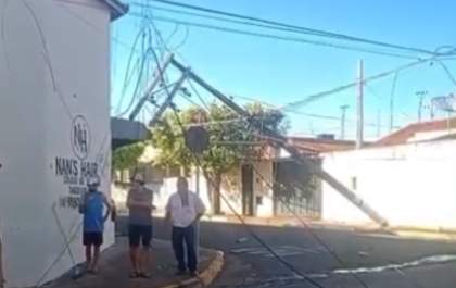 Caminhão carregando colhedora de cana derruba poste em Bento de Abreu