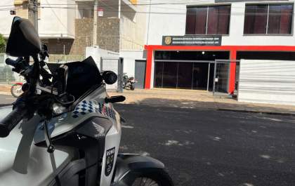 Homem é preso pela Guarda Municipal acusado de agredir companheira na rua