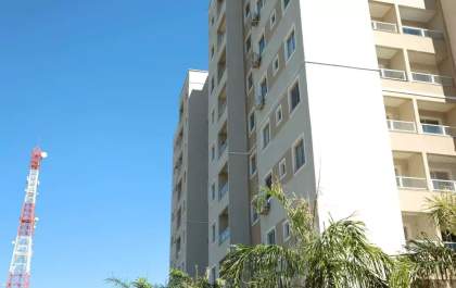 Mulher fica ferida após cair do 4º andar de condomínio na Capital
