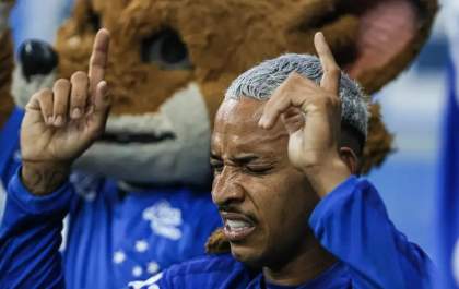 Cruzeiro vence Flamengo com gol nos acréscimos