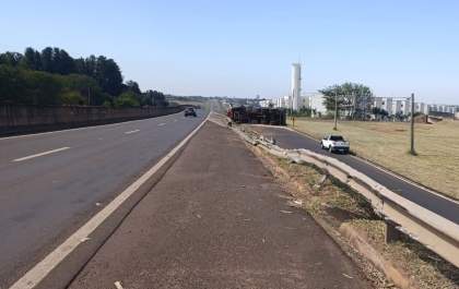 Caminhão tomba e interdita alça de acesso de rodovia em Birigui