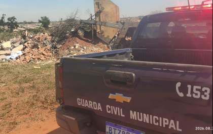 Empresa de caçambas é flagrada pela Guarda Municipal, jogando entulho em área verde