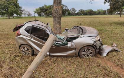 Homem fica ferido após fugir da PRF, bater em árvore e ficar preso às ferragens
