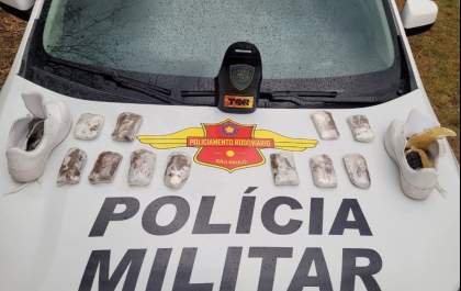 Passageira de ônibus é flagrada com 2 kg de maconha escondidos na blusa e nos tênis