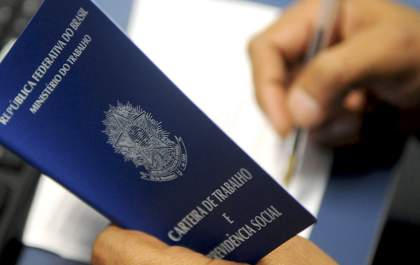 Desemprego cai para 5,3% e população ocupada bate recorde no Brasil, aponta IBGE
