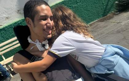 Cadeira adaptada do Ritinha Prates permite a paciente vítima de acidente sair do quarto para tomar banho de sol