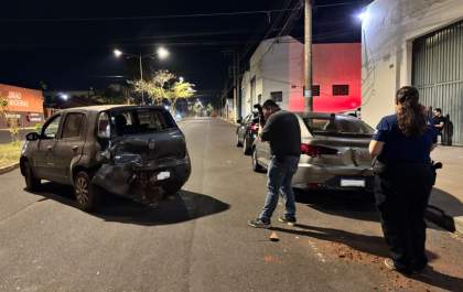 Mulher é levada para o hospital após bater carro em outros parados