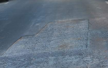 Remendo após conserto de rede vira risco para motoristas na região central