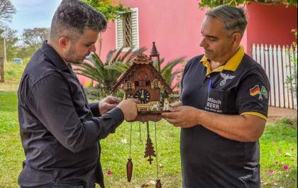 Fábrica de relógios-cuco na zona rural de Araçatuba quer virar atração turística