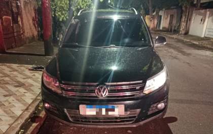 Suspeito de tráfico abandona carro e foge após tentativa de abordagem