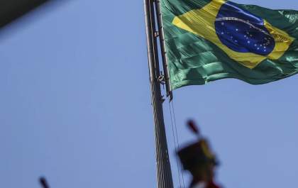 Poema “A Pátria”, de Sueli Batista Damasceno, celebra o amor e as contradições do Brasil