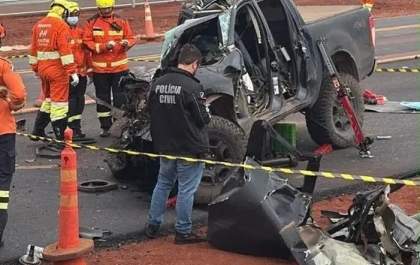 Três pessoas morrem em grave acidente entre caminhonete e carreta na BR-163