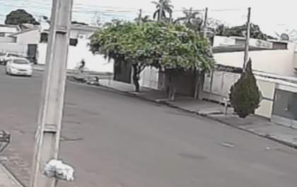 Motorista foge após atingir motociclista
