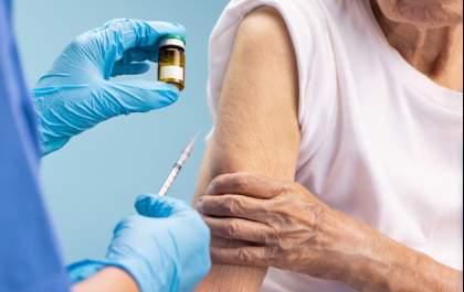 Ministério da Saúde amplia vacina contra pneumonia para pessoas com 85 anos ou mais