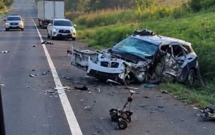Duas pessoas morrem após carro da Secretaria da Saúde de Glicério bater em caminhão e em outro carro
