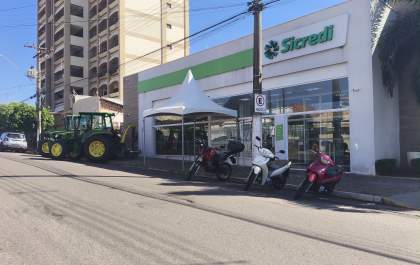 Feirão Agro Sicredi movimenta a cidade com exposição de máquinas John Deere