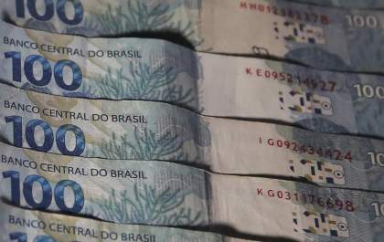 Selic cai para 13,75% ao ano