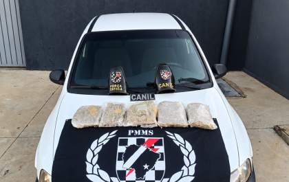 Três pessoas são presas com 2,6 kg de maconha em veículo em Três Lagoas