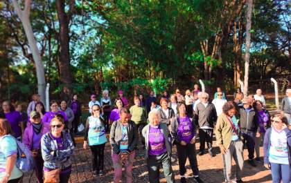 Associação dos Idosos reúne cerca de 150 idosos em caminhada de conscientização sobre o Alzheimer