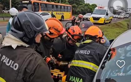 Câmera de veículo de bombeiro registra capotamento de carro com gestante na Rondon em Araçatuba