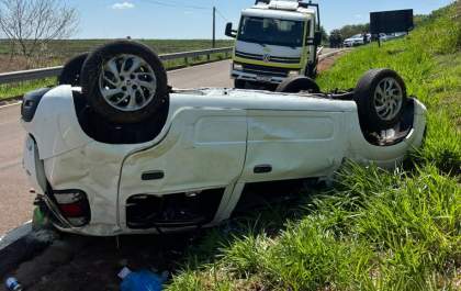 Capotamento em rodovia deixa uma pessoa morta e 4 feridas