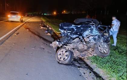 Casal morre e 4 crianças ficam feridas em colisão entre carro e caminhão em rodovia