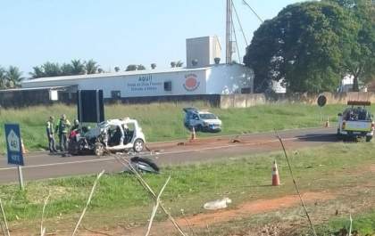 Homem tem ferimentos graves após bater carro em caminhão que fazia conversão em rodovia de Birigui