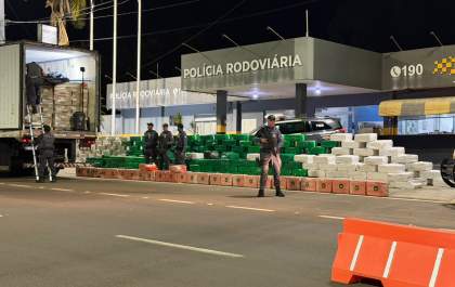 Polícia apreende grande quantidade de maconha em caminhão carregado com linguiça