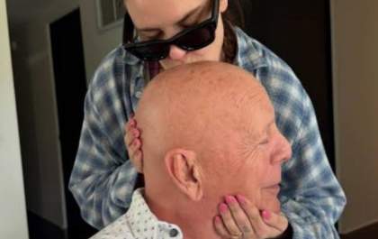 Bruce Willis aparece em foto rara ao lado da filha Tallulah em momento de carinho