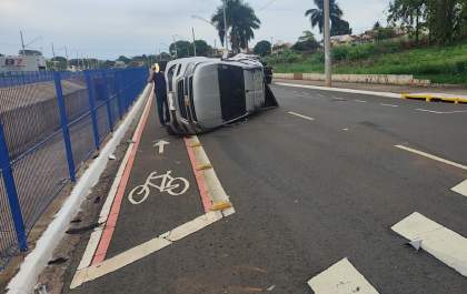 Caminhonete tomba após colidir com picape na ‘Nova Pompeu’