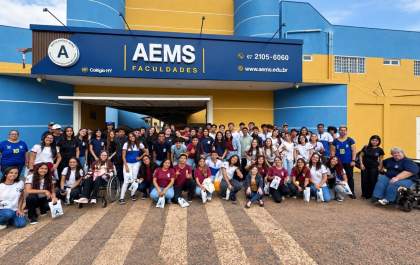 Faculdade AEMS recebe alunos de escola de Andradina para visita aos laboratórios