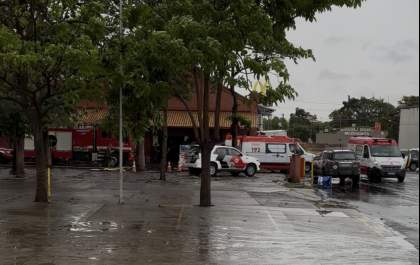 Temporal derruba parte de teto de supermercado, mata 1 pessoa e deixa 4 feridas em Araçatuba