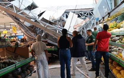Temporal derruba parte de teto de supermercado, mata 1 pessoa e deixa 4 feridas em Araçatuba