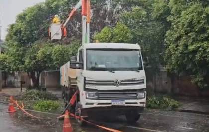 Chuva derruba árvore e deixa trecho de bairro sem energia em Três Lagoas
