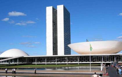 Fim da escala 6x1 entra em debate no Senado