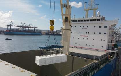 Suzano bate recorde no Porto de Santos com 39,1 mil toneladas de celulose em 24 horas