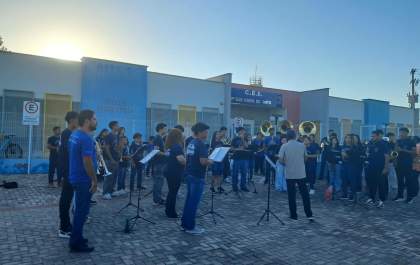 Banda Cristo Redentor leva música a crianças de CEI Profª Elízia Oliveira dos Santos
