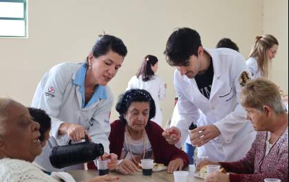 Idosos do Lar São João conhecem o Unisalesiano através de vínculo com acadêmicos de Medicina
