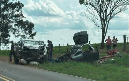 Colisão entre carro e caminhonete deixa ao menos 3 mortos