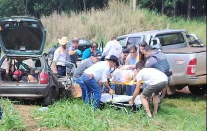 Sobe para 5 o número de mortos em colisão entre carro e caminhonete