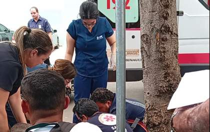 Idosa sofre fratura na perna após ser atropelada na calçada em Araçatuba