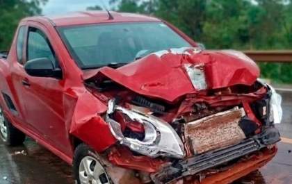 Picape fica destruída após bater em caminhão na BR-262