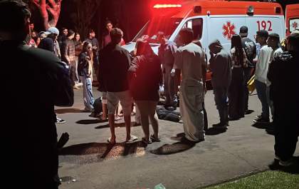 Jovem fica ferida após ser atingida por motociclista que empinava moto em avenida de Andradina
