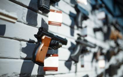 Falsos cursos militares são usados para comprar armas