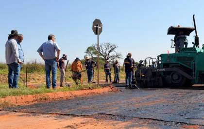 Prefeito acompanha obras de pavimentação e drenagem em bairros